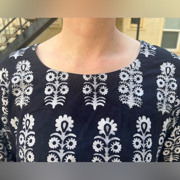 Black and white medium tunic from the artists at MarketPlace Handwork of India. - Picture 1 of 6